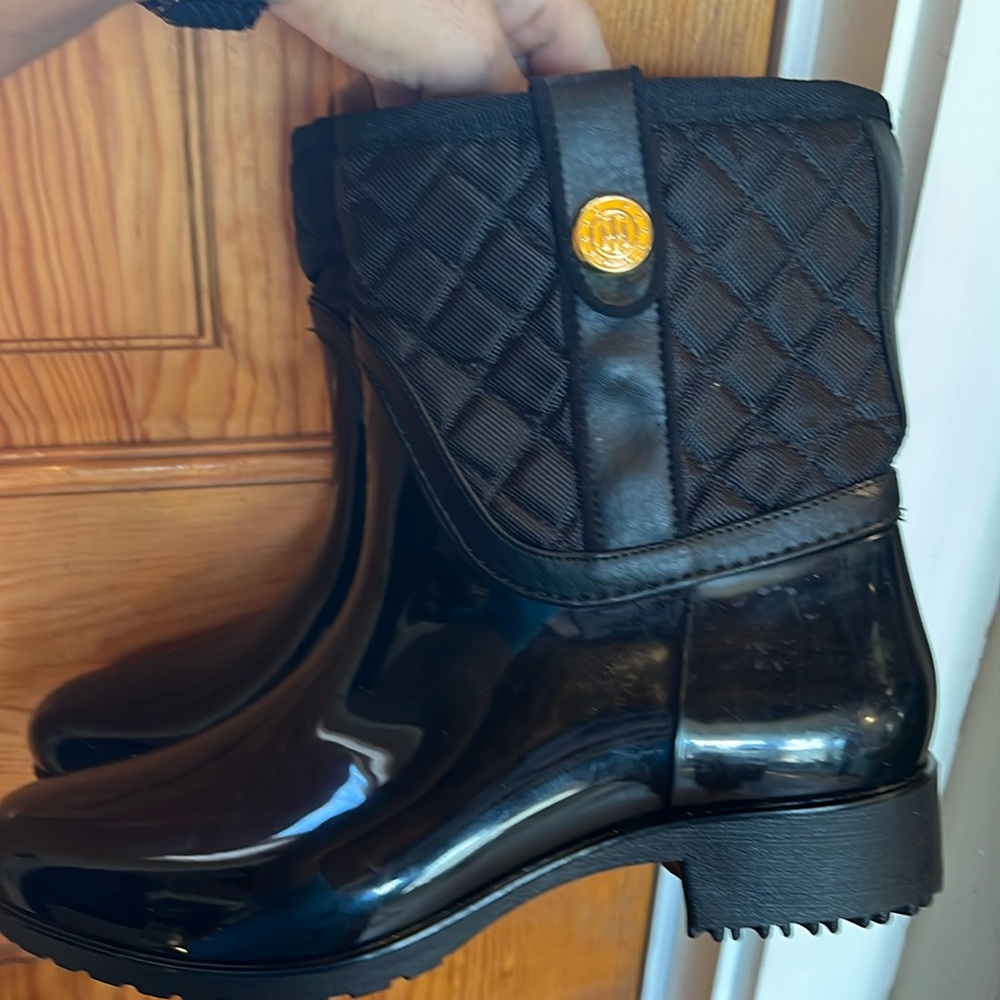 Tommy Hilfiger Black Rain Boots patent  Quilted US 8 very good used cond